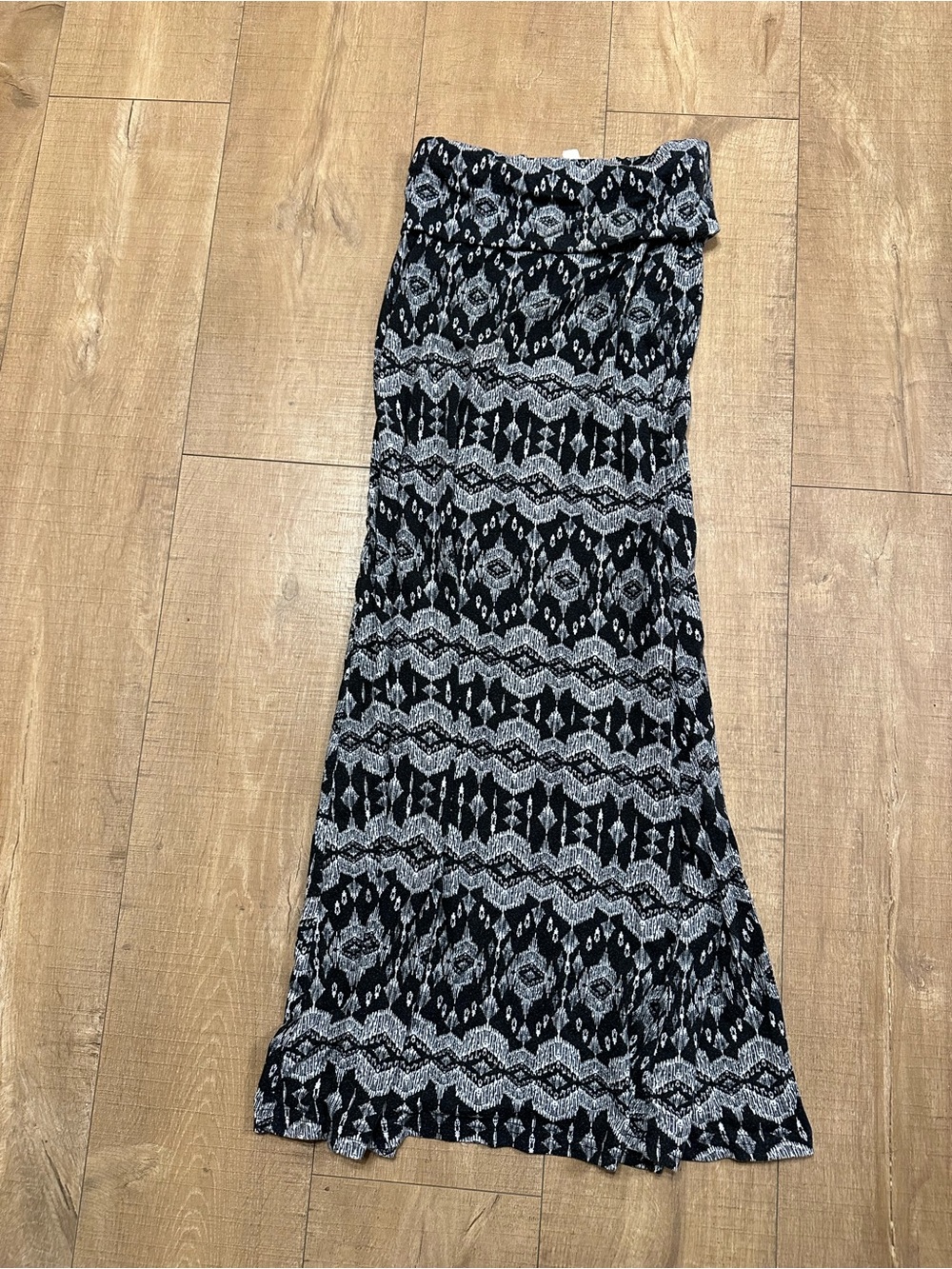 La Hearts Black & White Geometric Maxi Skirt